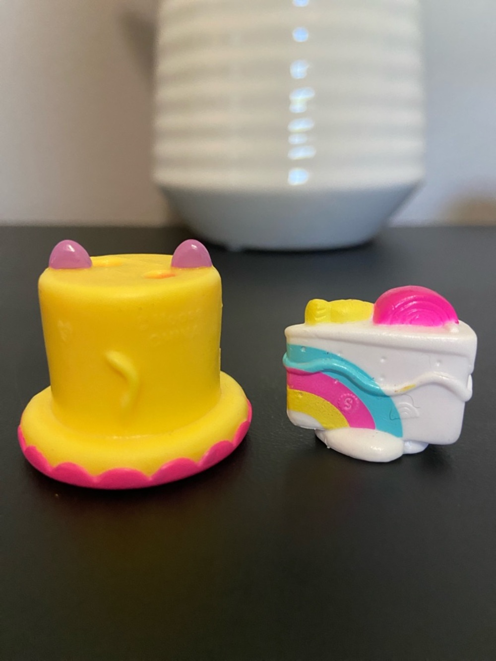 Shopkins Playset Lot: Pink & Purple Presents, Pink Shopping Bags & 16 Shopkins - Picture 3 of 16